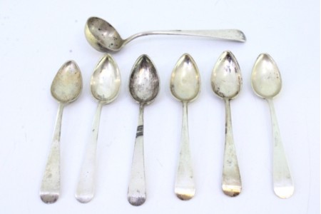 Conjunto de seis colheres de chá e concha de açúcar em prata com os cabos lisos.